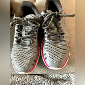 🎈Excellent Condition 🎈Under Armour MicrG🎈Size 10🎈